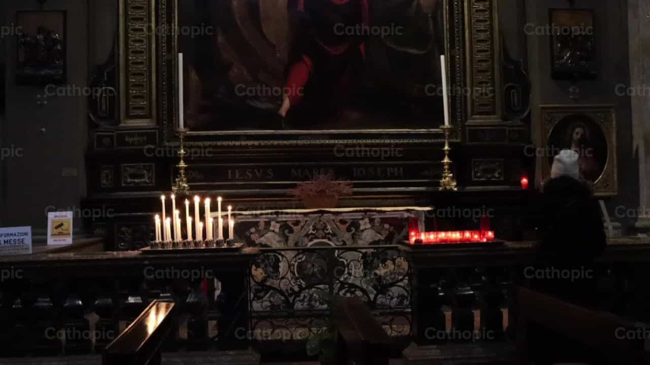 Pasando y orando - Banco de vídeos católicos - Fotografía por Saul Ibarra
