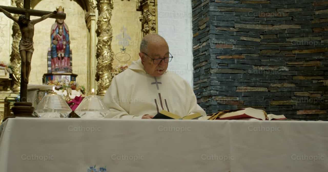 Sacerdote leyendo en el altar - Banco de vídeos católicos - Fotografía por Almures Studio