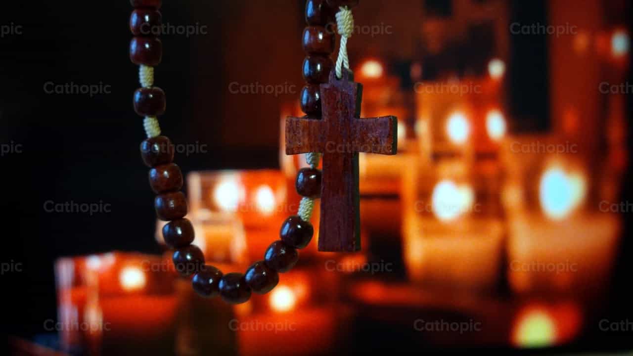 Rezar el Rosario - Banco de vídeos católicos - Fotografía por Renato Castilho