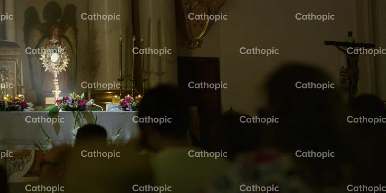 Adoration eucharistique - Vidéos catholiques de stock