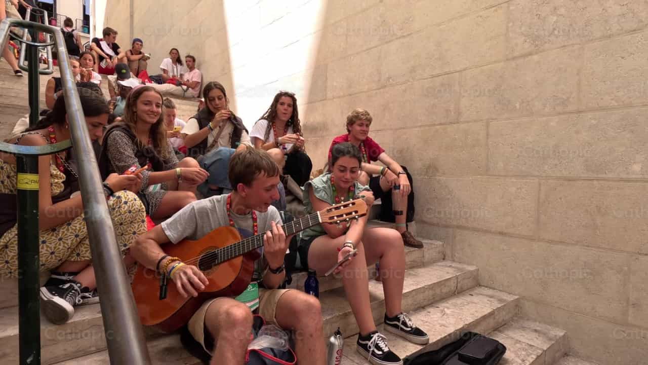 Young cheerful people - Catholic stock videos - Photo by Saul Ibarra