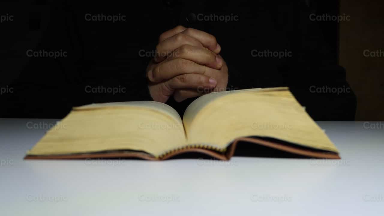 Orando con la Biblia - Banco de vídeos católicos - Fotografía por Saul Ibarra