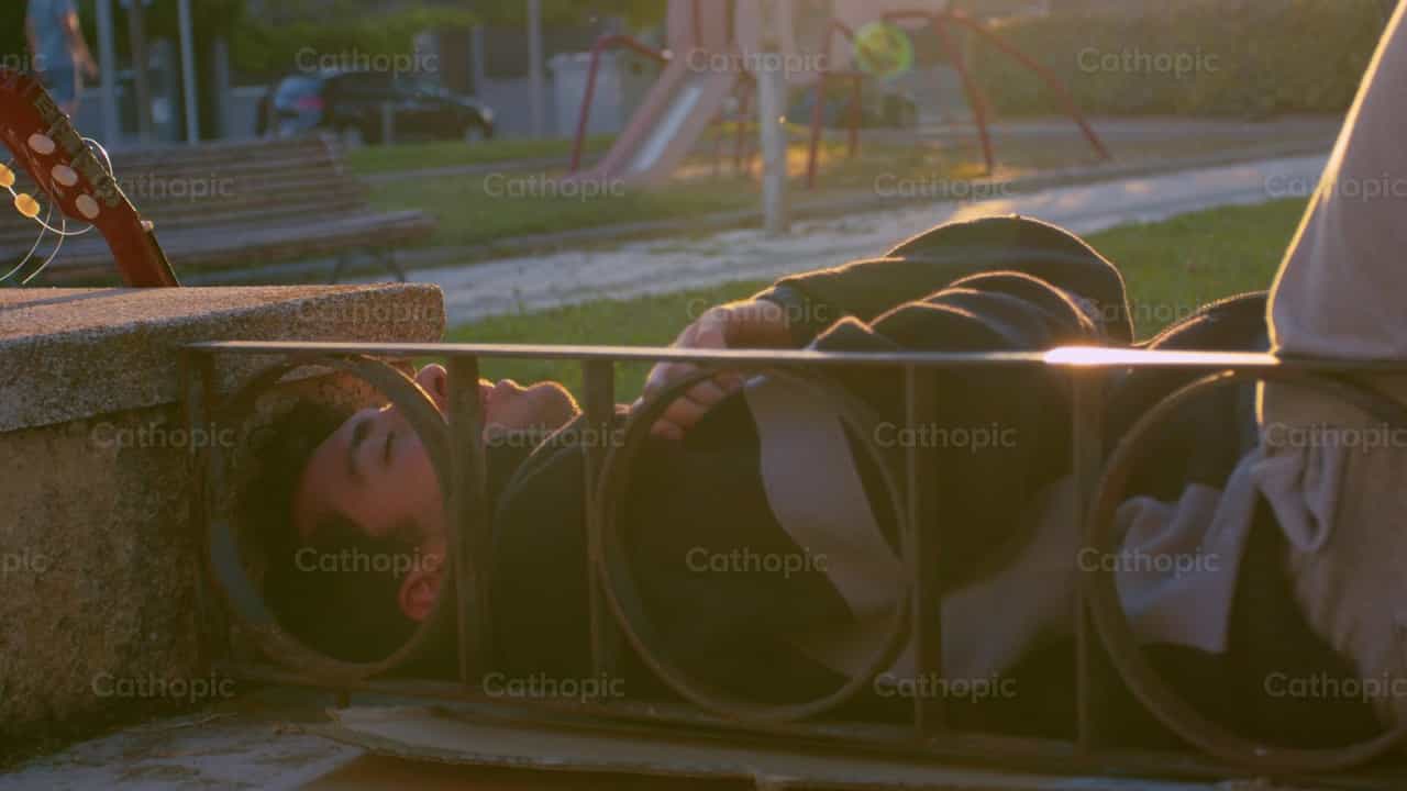 Hombre pobre y sin hogar - Banco de vídeos católicos - Fotografía por Almures Studio