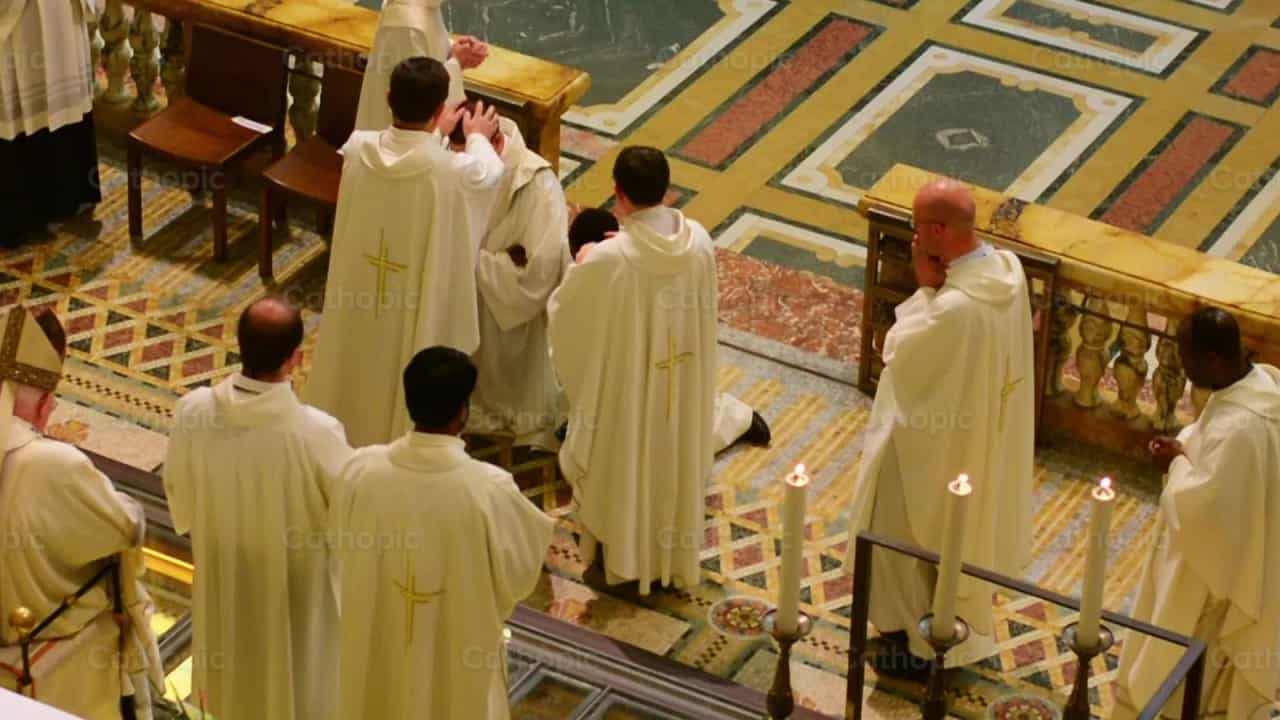 Priesterweihe - Katholische Stock-Videos