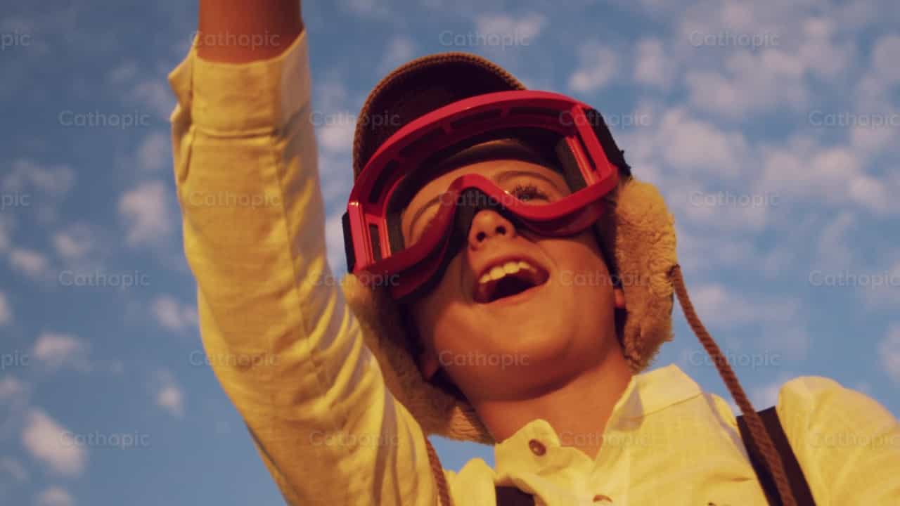 Pequeño gran piloto aviador - Banco de vídeos católicos - Fotografía por Almures Studio