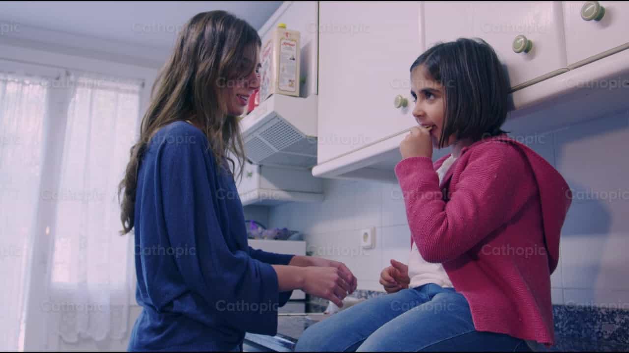 Mamá e hija preparan el desayuno - Banco de vídeos católicos - Fotografía por Almures Studio