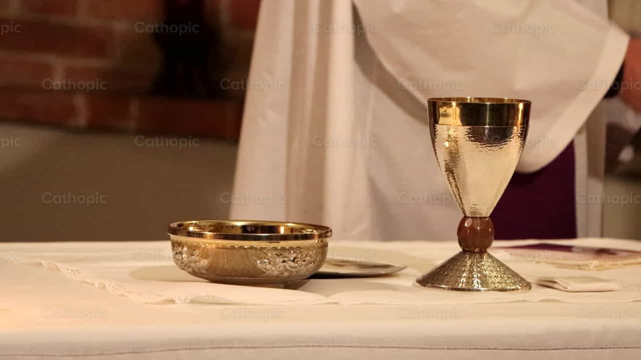 Purification of hands - Catholic stock videos - Photo by Frames Cristianos