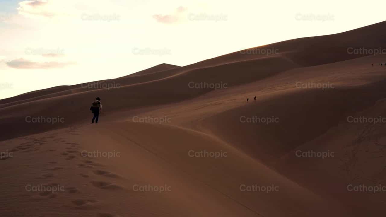 Ontdekkingsreizigers die door de woestijn lopen - Katholieke stockvideo's - Foto door Santiago de la Hoz