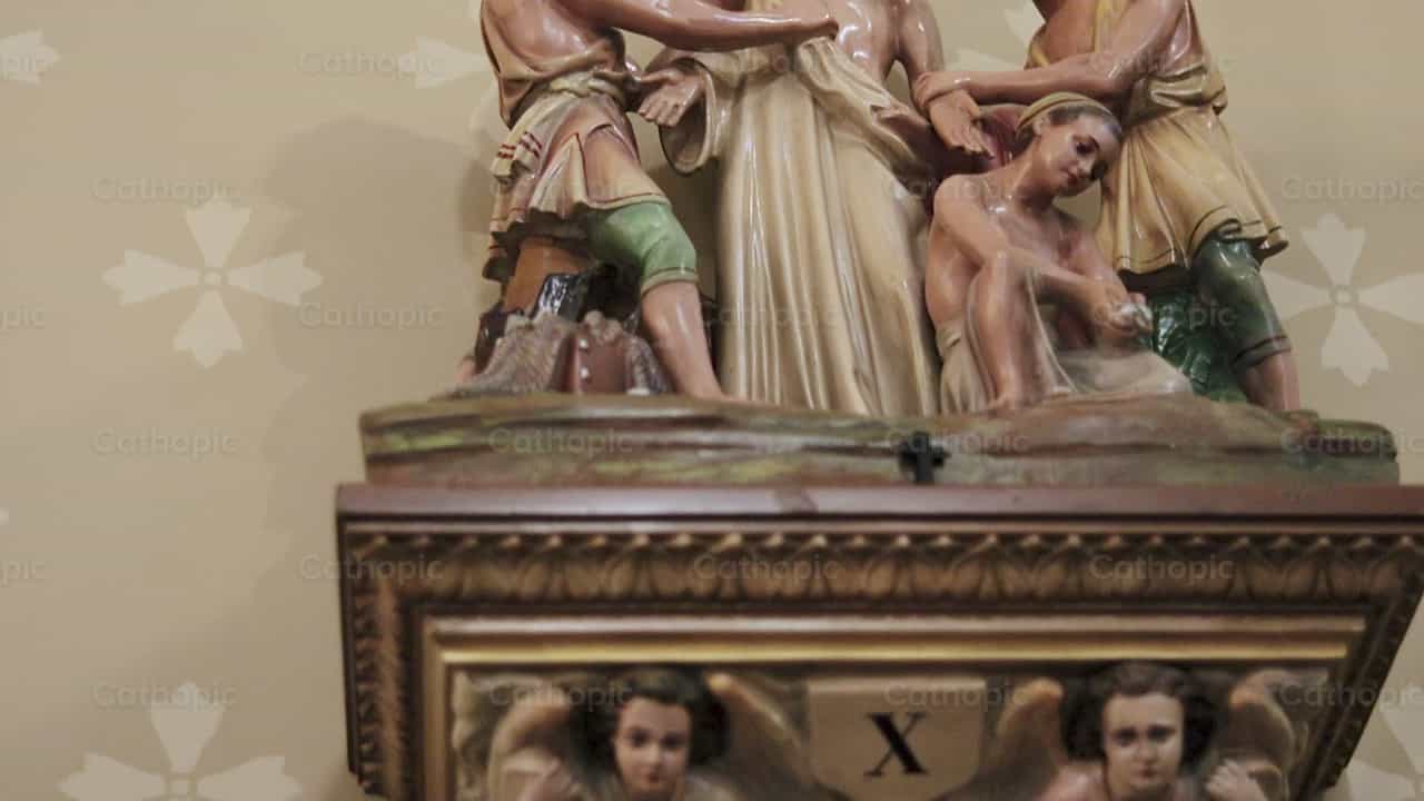 Decima Stazione: Gesù viene spogliato delle sue vesti - Video stock cattolici - Foto di Carlos Sierra