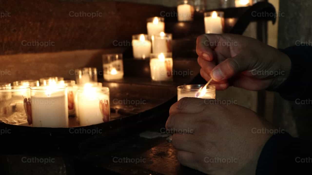 Accendere una candela - Video stock cattolici