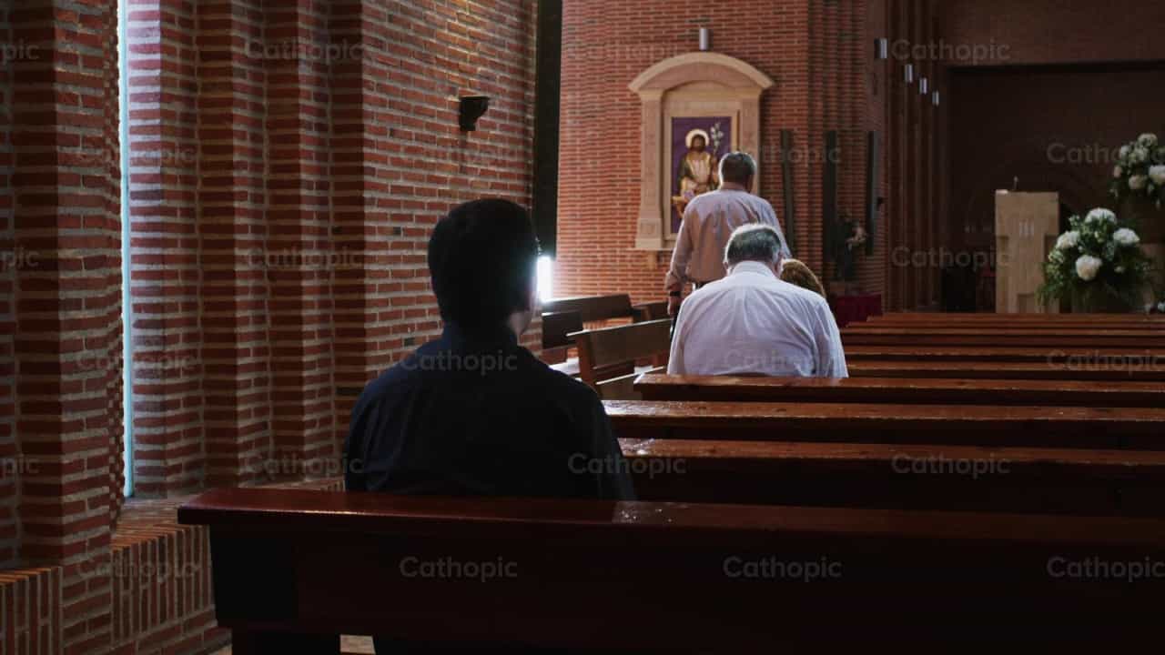 Sacerdote orando en la Iglesia - Banco de vídeos católicos - Fotografía por Almures Studio