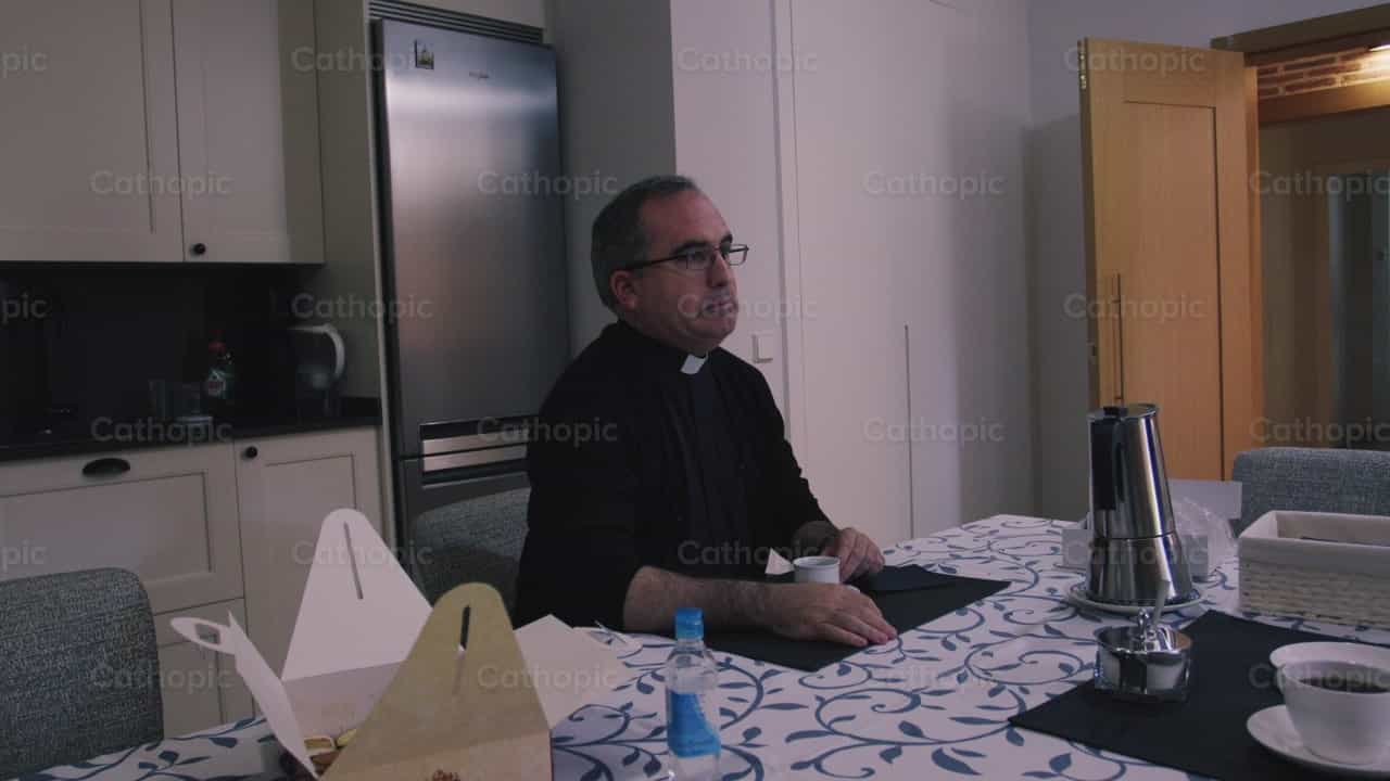 Sacerdote platicando en la comida del dia - Banco de vídeos católicos - Fotografía por Almures Studio