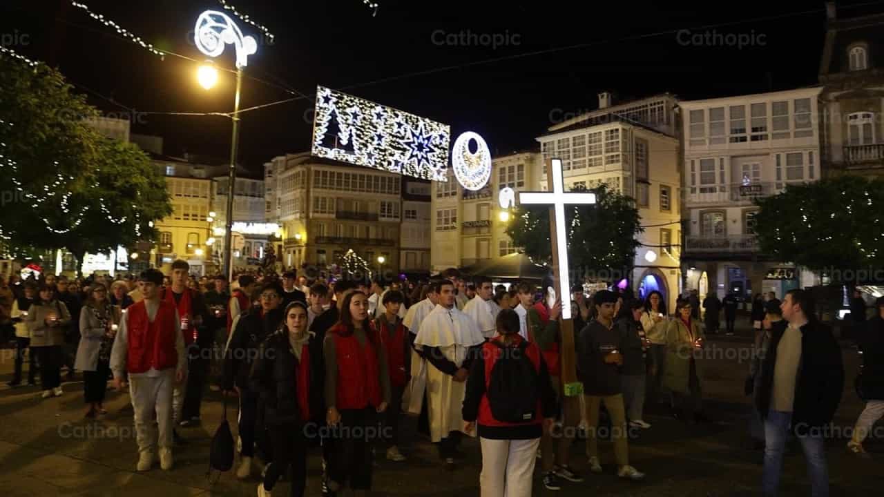 Young people walk in procession with the cross in front of them - Catholic stock videos - Photo by Yandry Fernández Perdomo