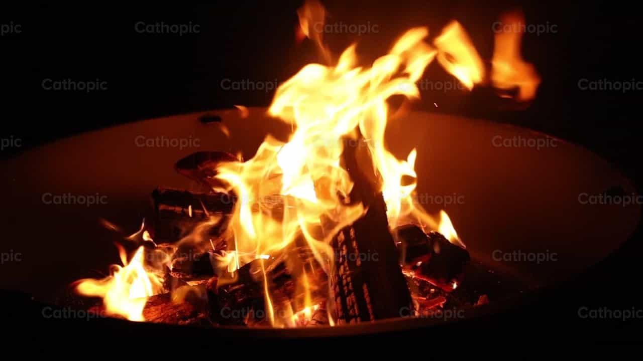 Fuego pascual - Banco de vídeos católicos