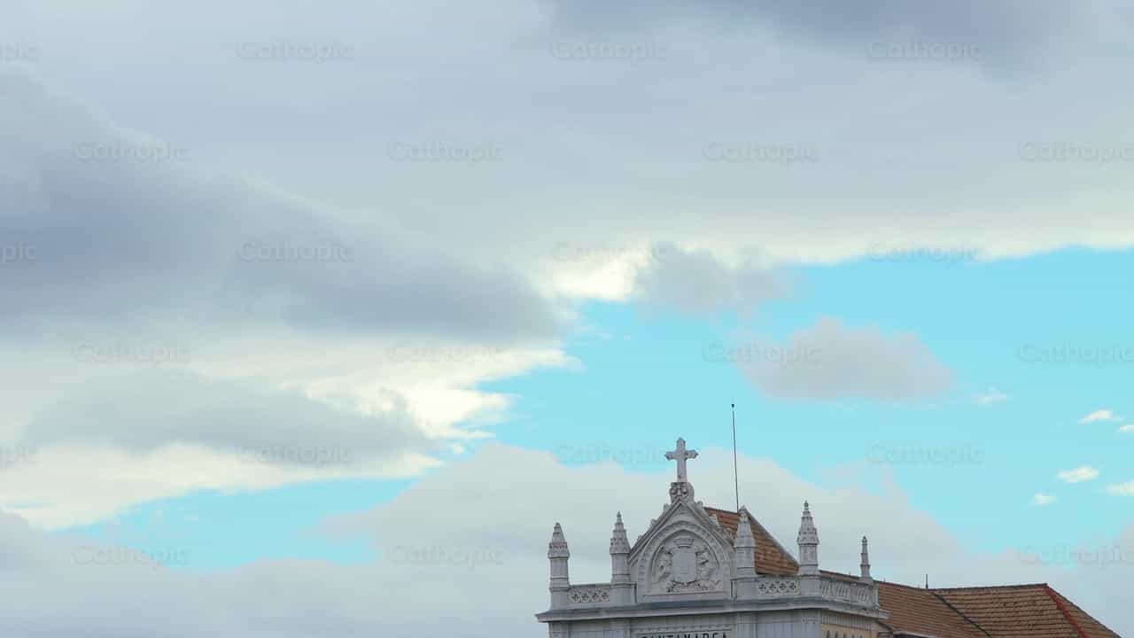Cruz no telhado da igreja - Vídeos católicos de stock
