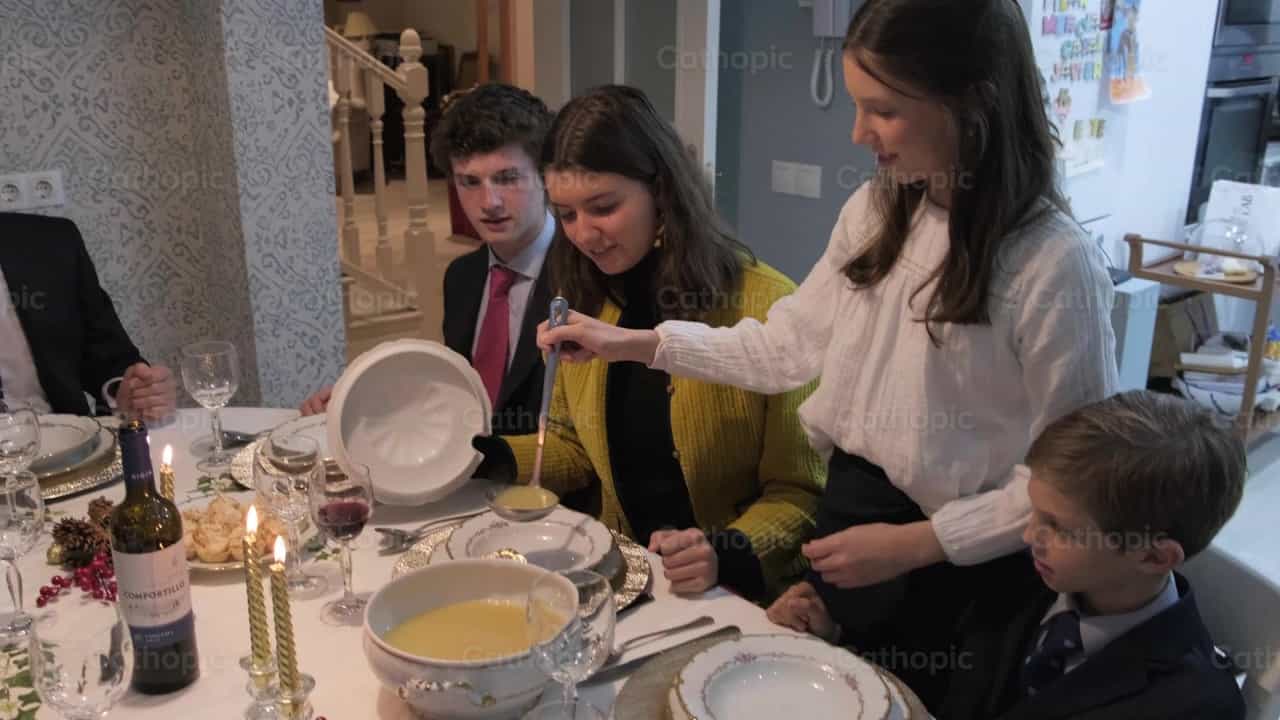 Cena de Navidad en familia - Banco de vídeos católicos