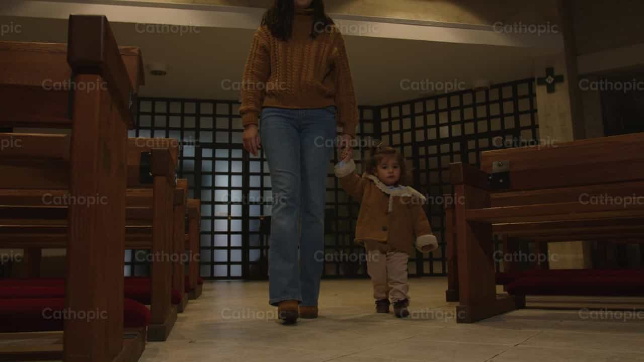 Madre e hija caminan hacia el altar - Banco de vídeos católicos
