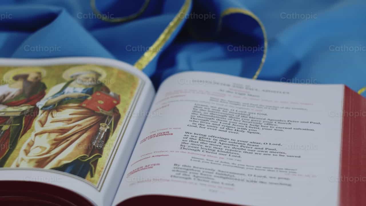 Casulla celeste y Misal Romano - Banco de vídeos católicos - Fotografía por Almures Studio