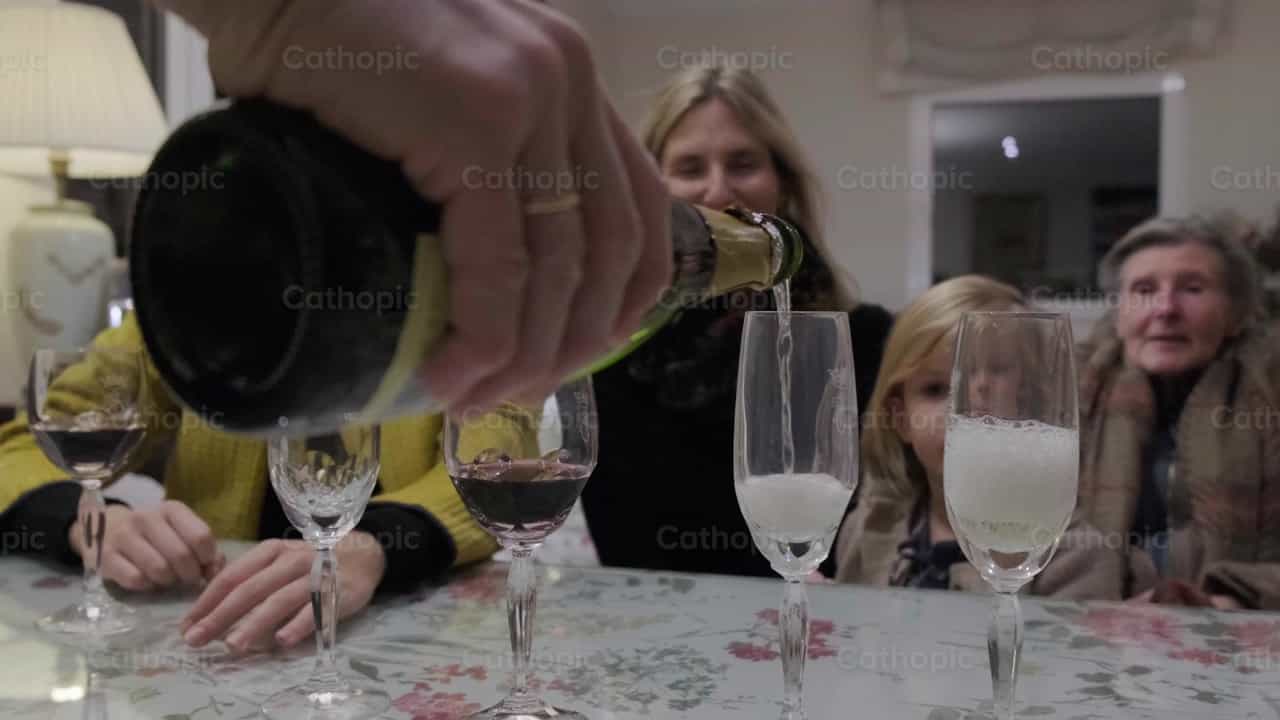 Brindis de la cena de Navidad - Banco de vídeos católicos