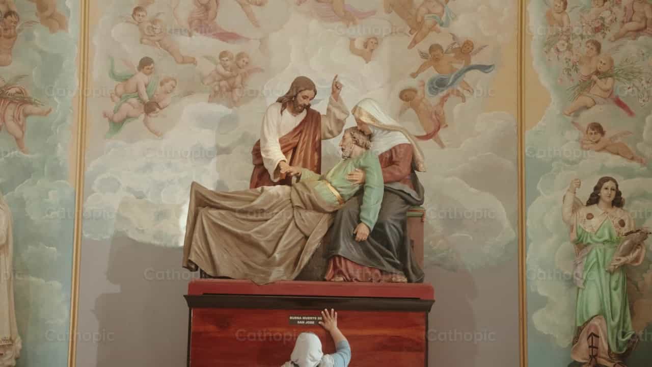 Mulher em oração diante da estátua de São José - Vídeos católicos de stock - Foto de Carlos Gaviria