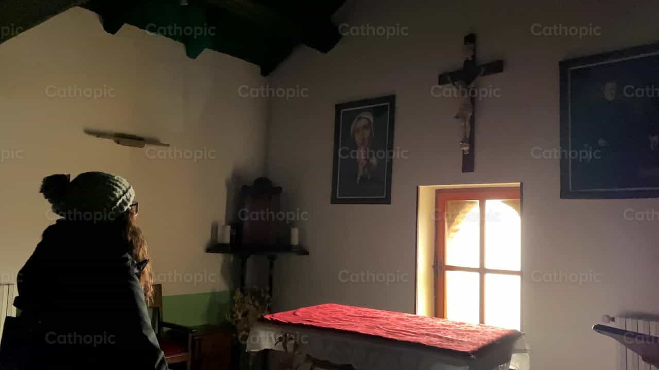 Joven orando ante Jesus Cruficificado - Banco de vídeos católicos - Fotografía por Saul Ibarra