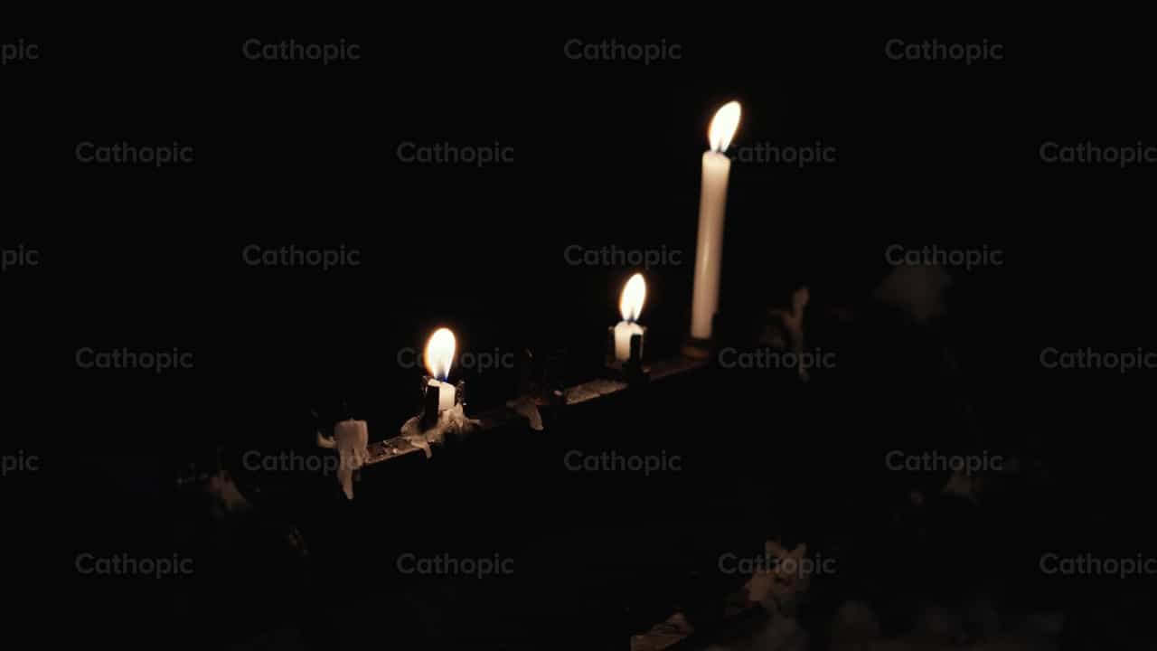 Velas encendidas - Banco de vídeos católicos - Fotografía por Álvaro García
