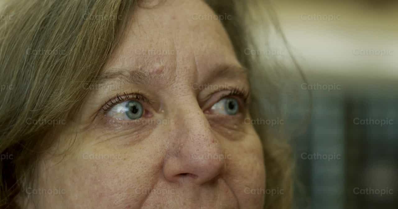 Mujer observando - Banco de vídeos católicos - Fotografía por Almures Studio