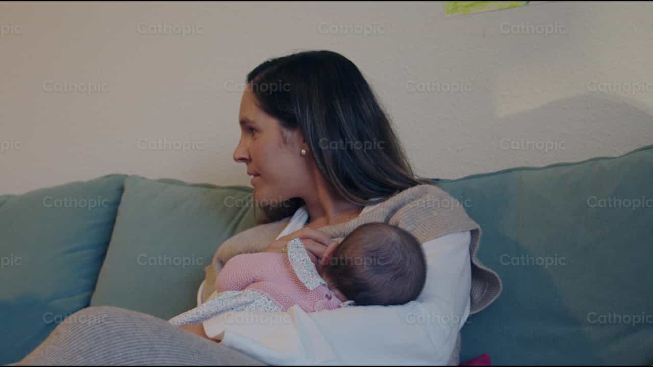Mamá alimentando a su bebé - Banco de vídeos católicos - Fotografía por Almures Studio