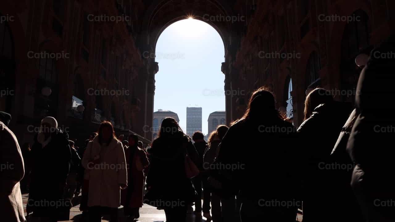 Personas caminando - Banco de vídeos católicos