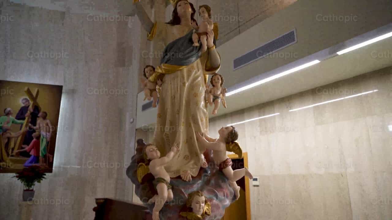 Estátua da Rainha Maria com Anjos - Vídeos católicos de stock