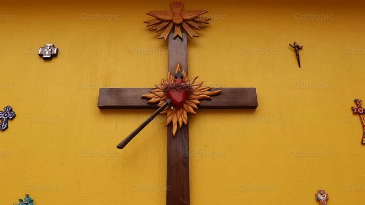 A cruz que se afasta e se aproxima - Vídeos católicos de stock - Foto de Saul Ibarra
