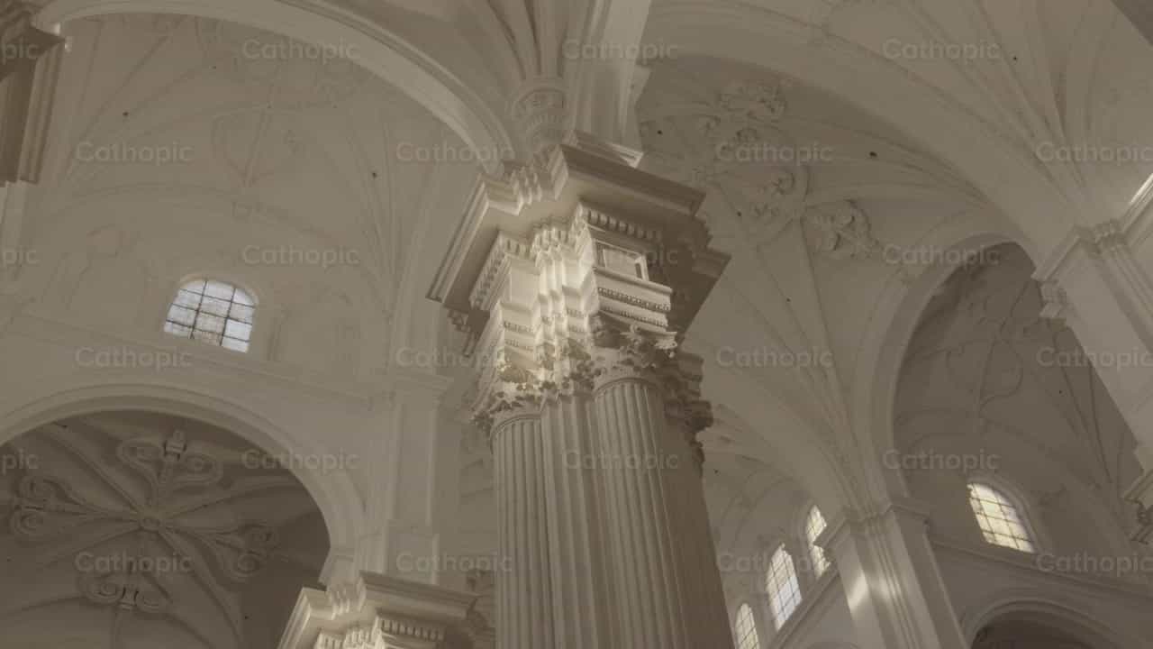 Bóvedas de la Catedral y Columnas - Banco de vídeos católicos