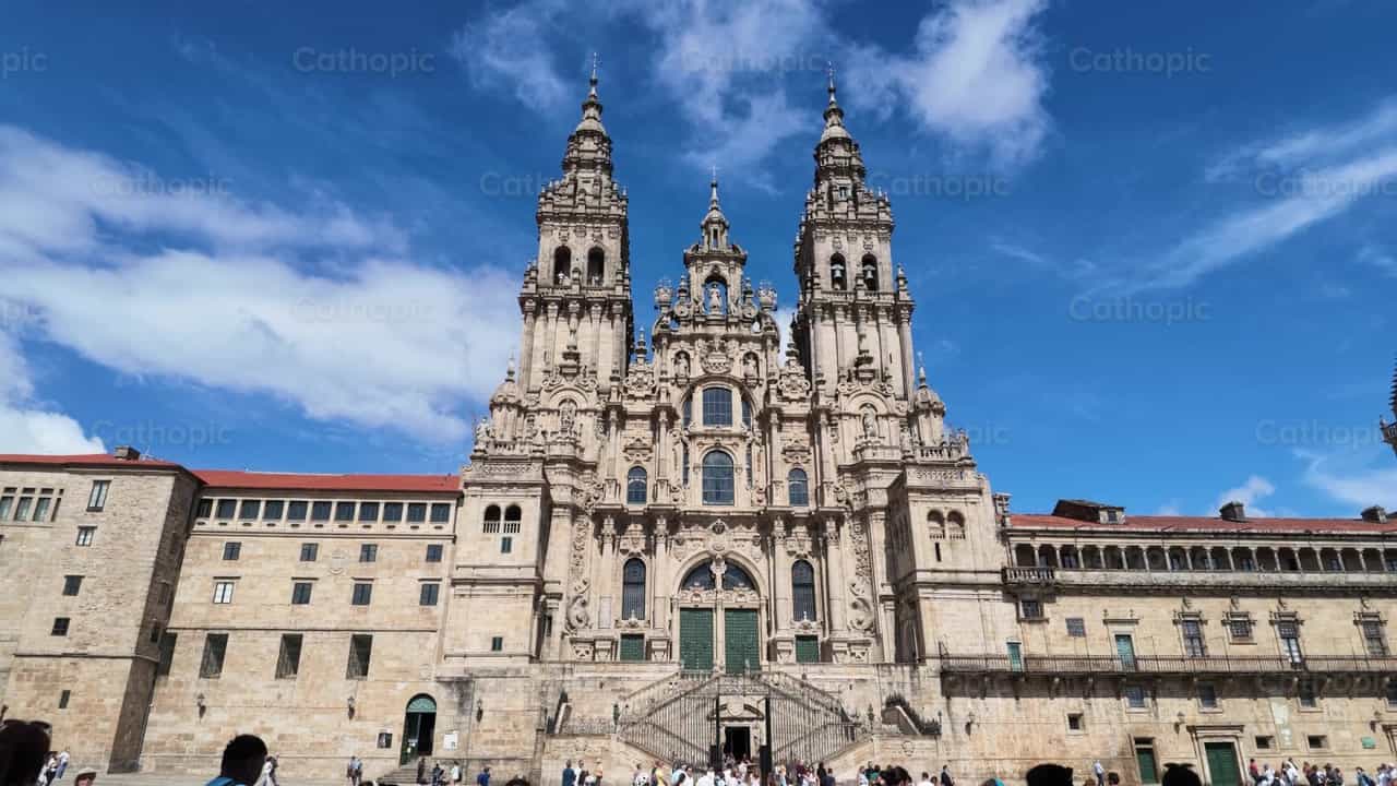 Peregrinos en la Catedral de Santiago de Compostela - Banco de vídeos católicos