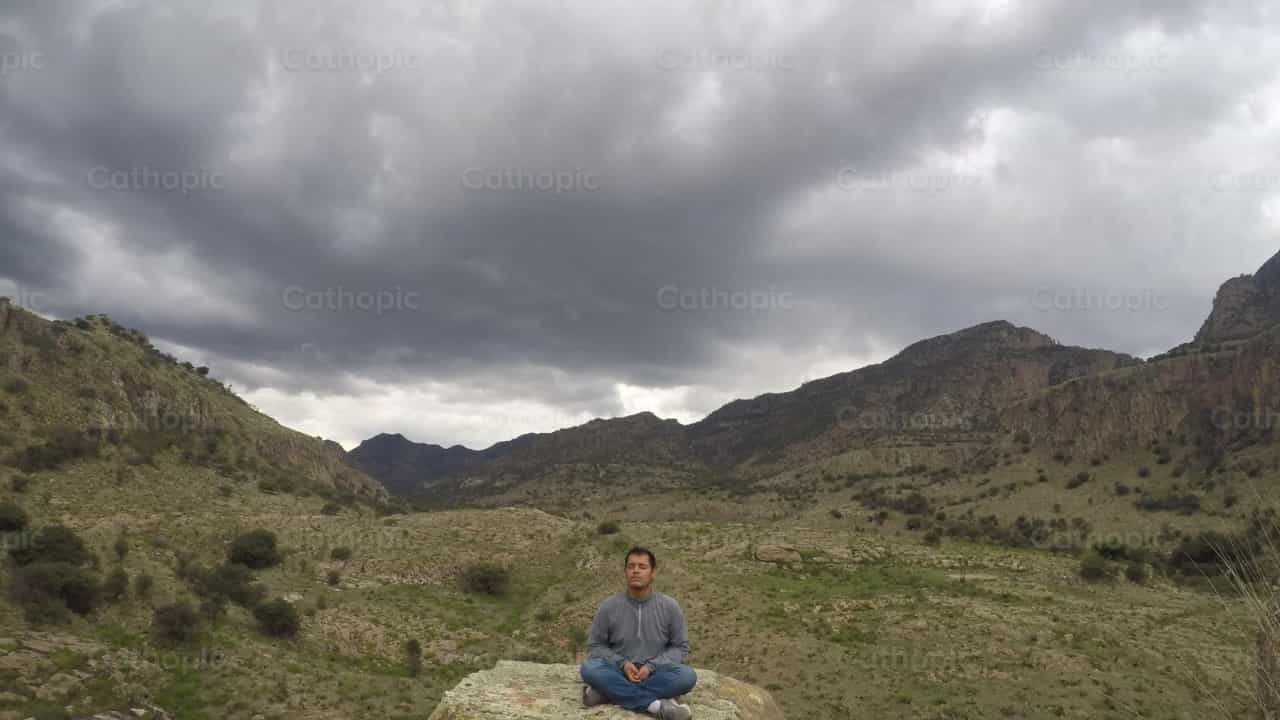 Meditação rápida - Vídeos católicos de stock - Foto de Saul Ibarra