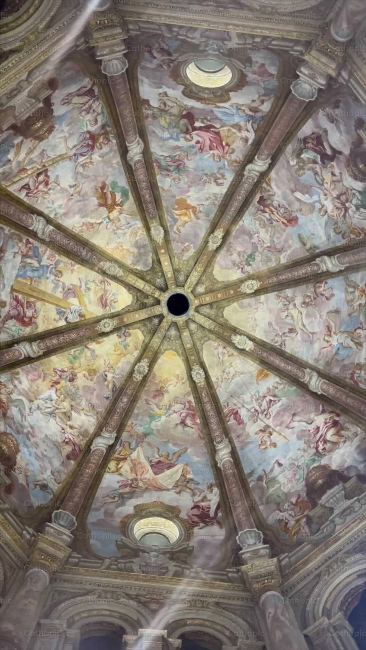 Hermosa capilla - Banco de vídeos católicos - Fotografía por Frames Cristianos