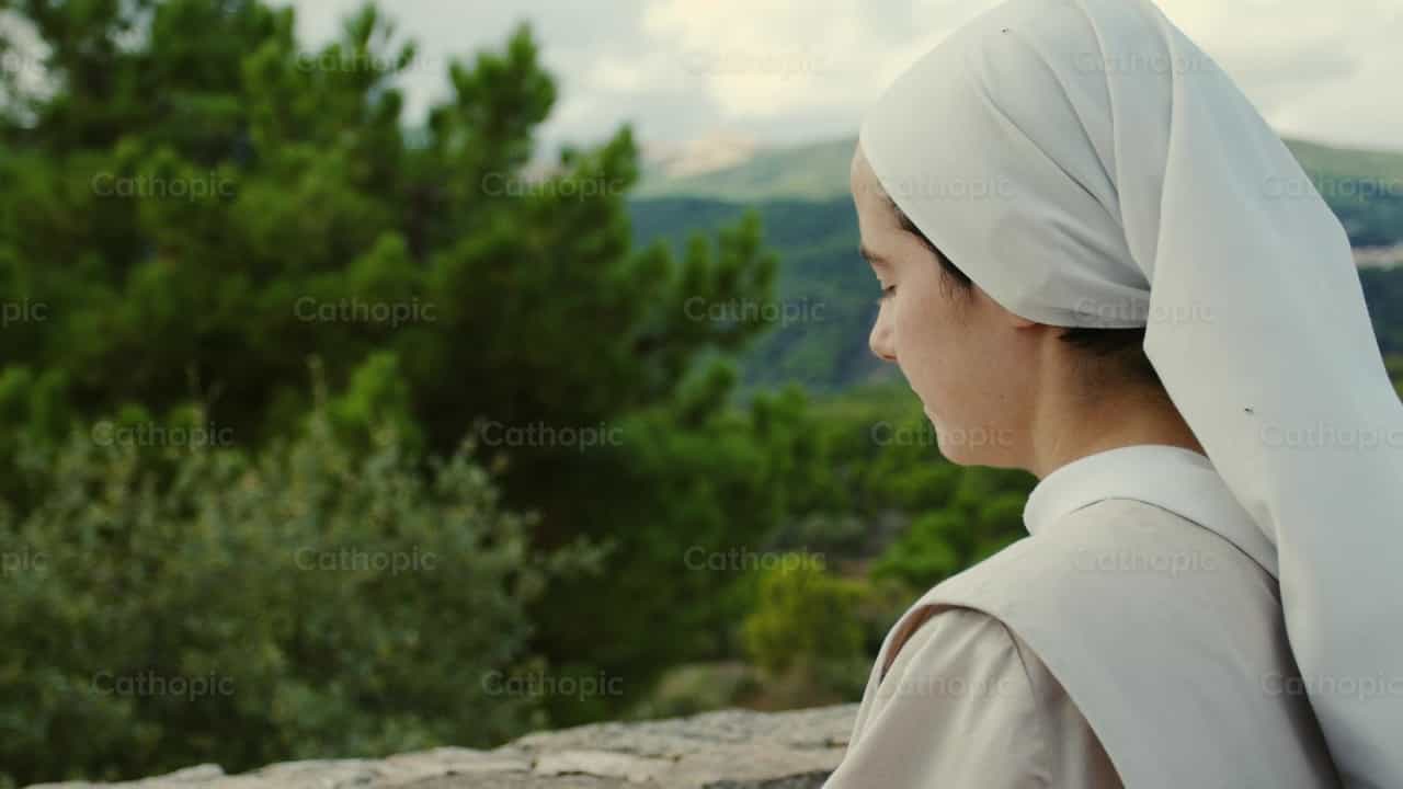 Monja Agustina contemplando - Banco de vídeos católicos - Fotografía por Almures Studio