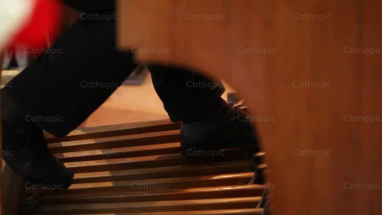 Los pies del organista tocando hábilmente los pedales - Banco de vídeos católicos - Fotografía por Antonio Gravante