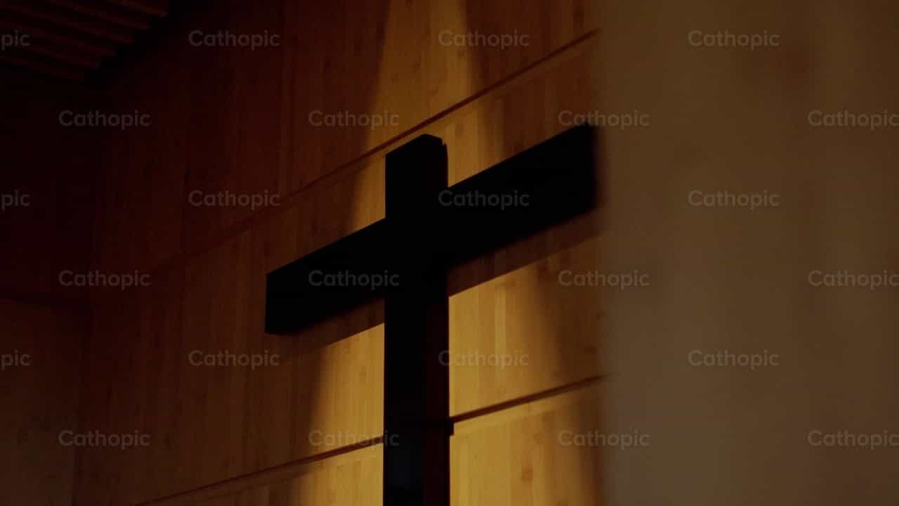 Cruz en el Altar - Banco de vídeos católicos