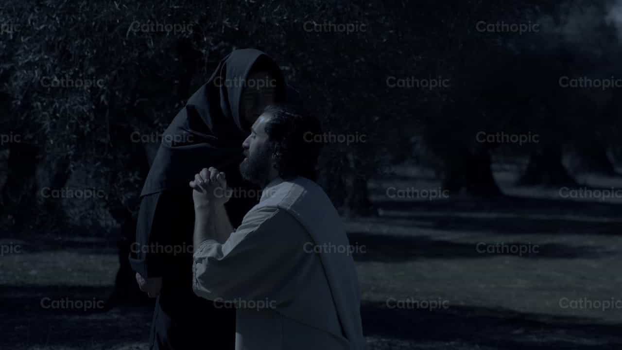 Jesús reza de rodillas al Padre - Banco de vídeos católicos - Fotografía por Cathopic