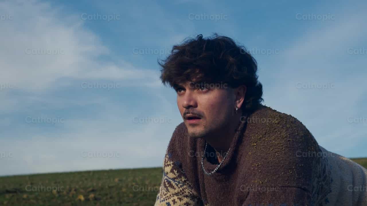 Hombre buscando una salida para sus vicios - Banco de vídeos católicos - Fotografía por Almures Studio