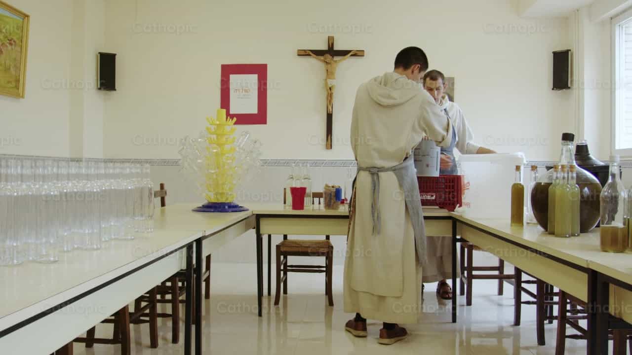 Monjes de Verbum Spei preparando jugo casero - Banco de vídeos católicos - Fotografía por Almures Studio