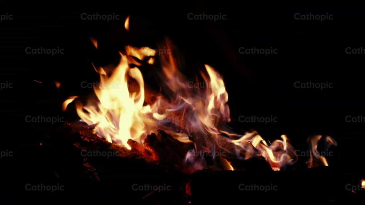 Fogo - Vídeos católicos de stock - Foto de Saul Ibarra
