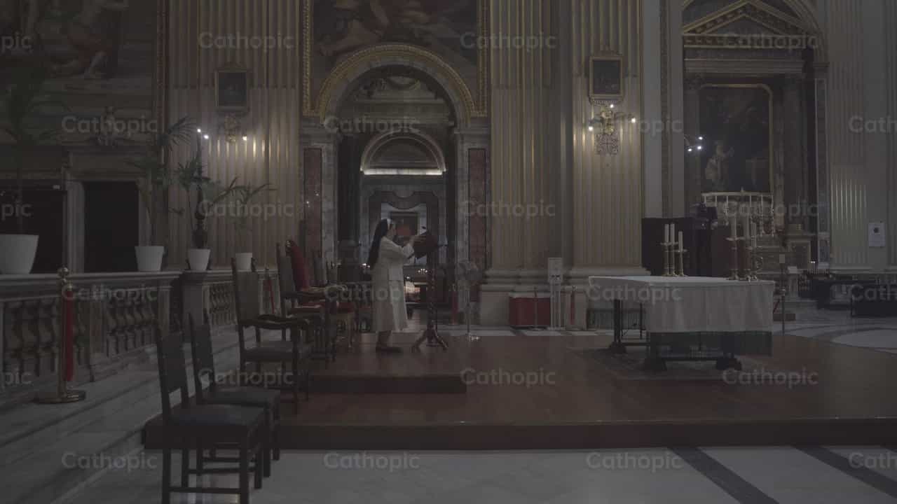 Monja en el altar - Banco de vídeos católicos