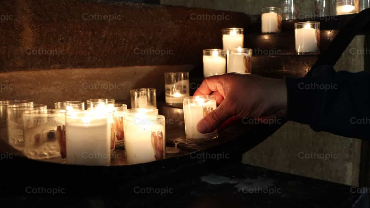Encendiendo velas - Banco de vídeos católicos