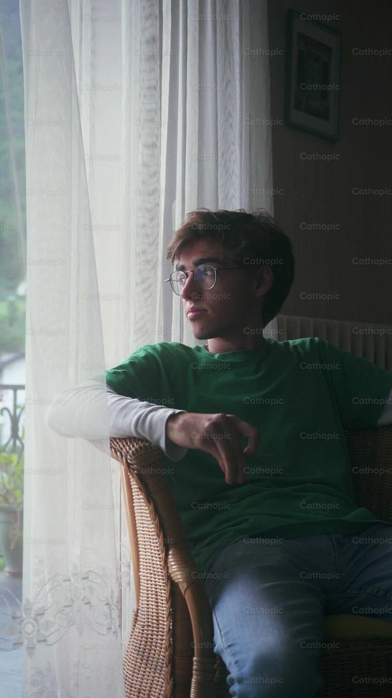 Chico mirando por la ventana - Banco de vídeos católicos - Fotografía por Lupe Belmonte