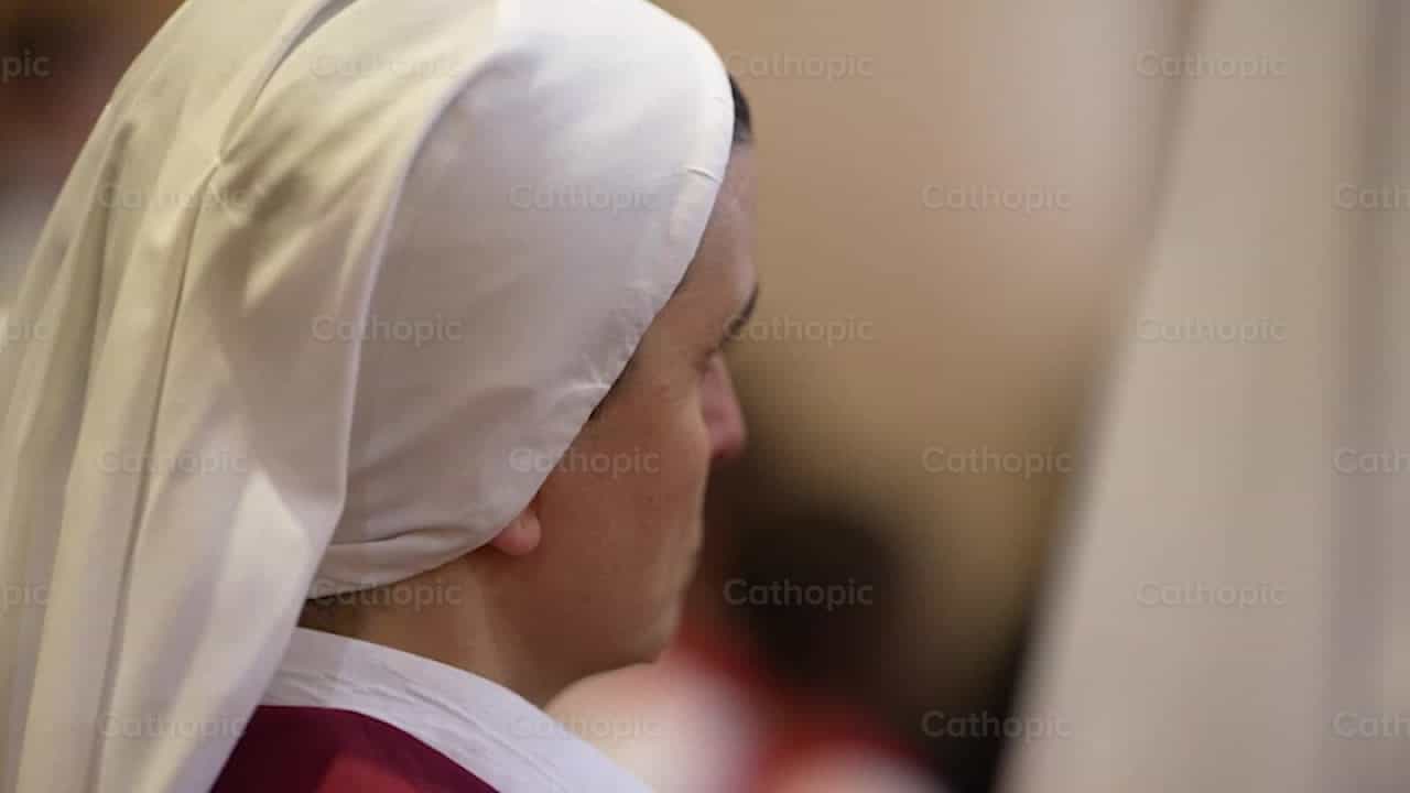 Monja rezando - Banco de vídeos católicos - Fotografía por Iván W. Jaques