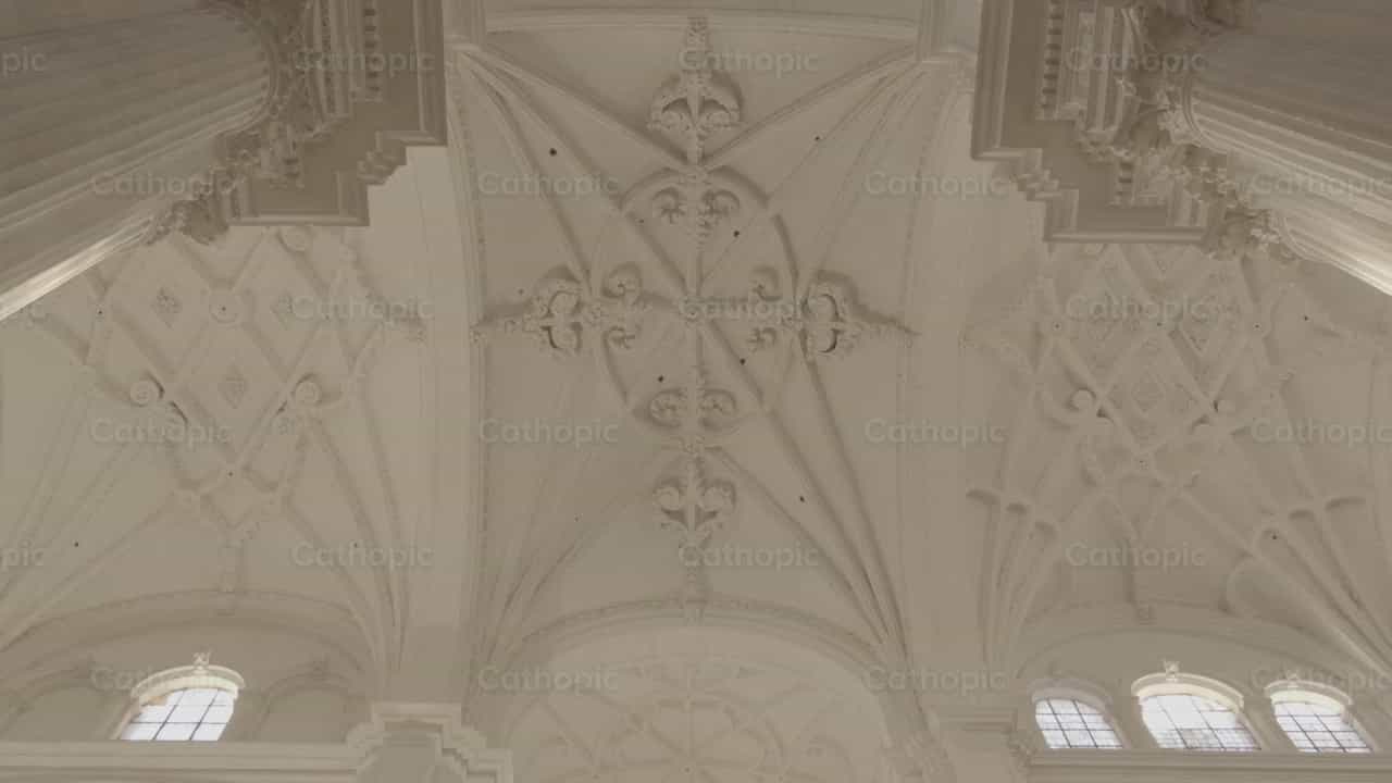 Bóvedas de la Catedral y Columnas - Banco de vídeos católicos