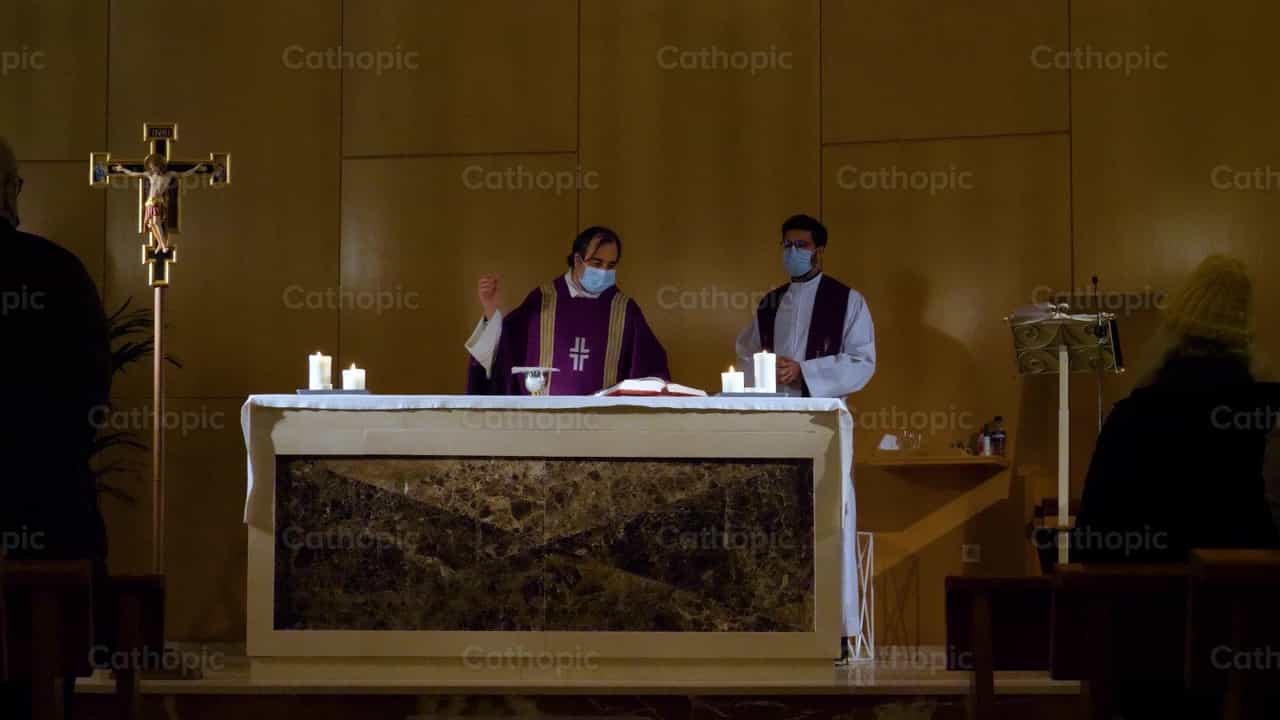 Sacerdote en misa - Banco de vídeos católicos