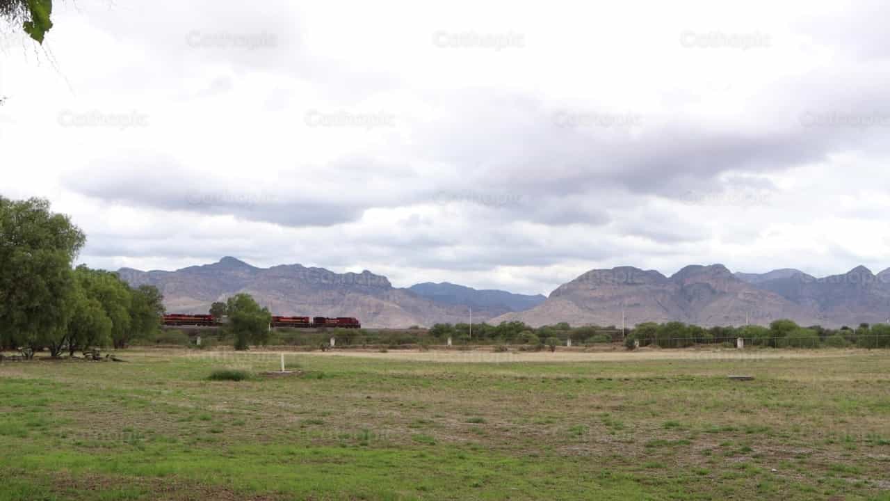 Tren entre las montañas - Banco de vídeos católicos - Fotografía por Frames Cristianos