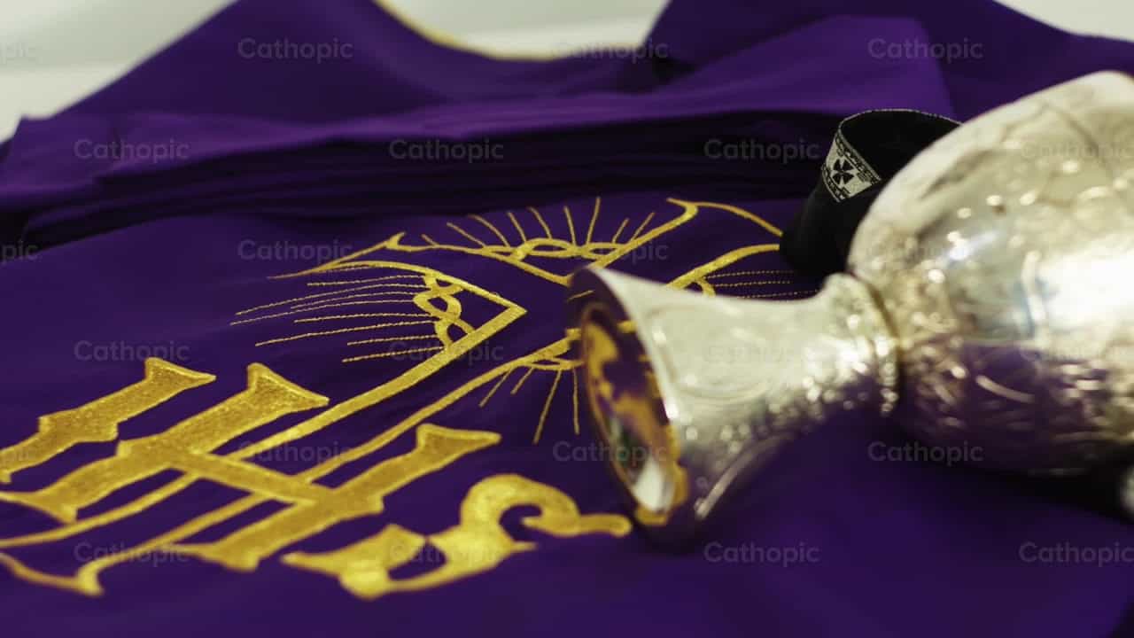Ornamentos sacerdotales y copones - Banco de vídeos católicos - Fotografía por Almures Studio